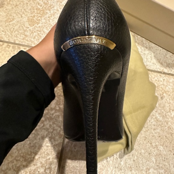 Black peep toe Burberry booties with gold hardware - Picture 5 of 10